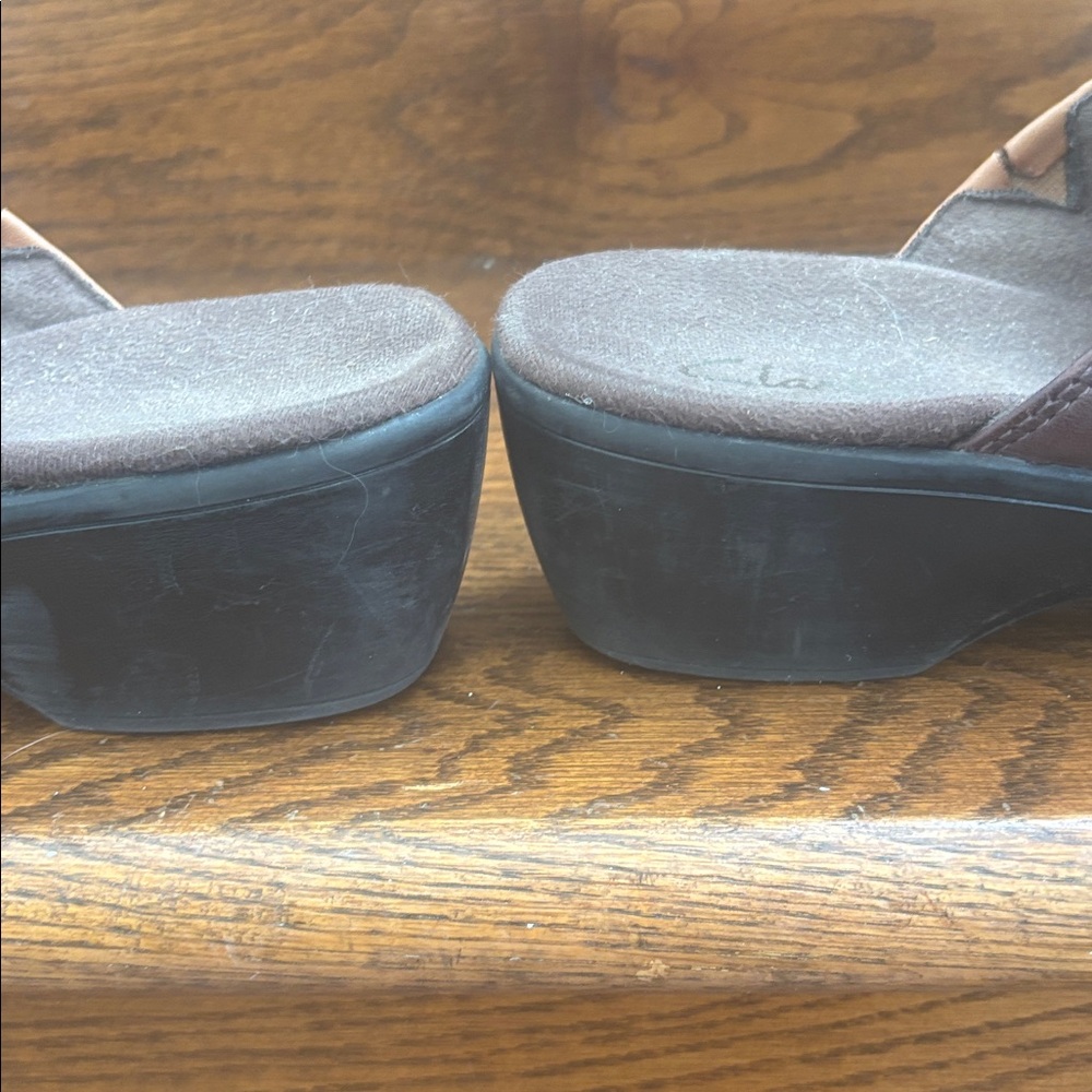 Clarks Soft leather, 2 inch clogs : super comfortable, condition used - Picture 7 of 8